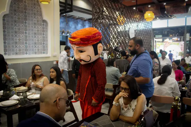 people taking lunch at Padharo Sa